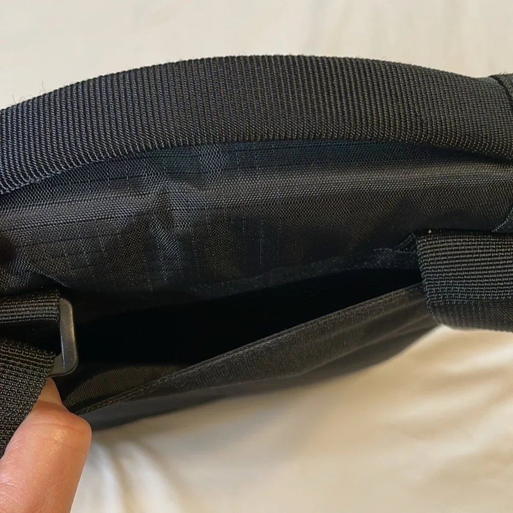 HIGHER GROUND‎ Profile Slim Top Loading Compact Shoulder Bag for Tablet Laptop